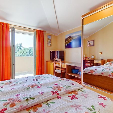 Apartments And Rooms By The Sea Nerezine, Losinj - 11815 Rom bilde